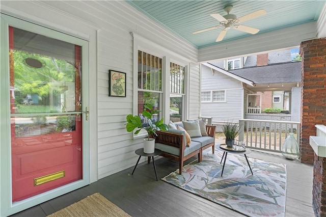 sunroom with ceiling fan