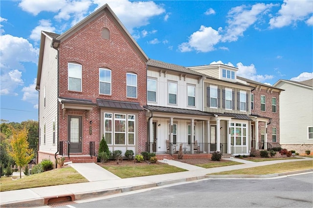 townhome / multi-family property with a front yard