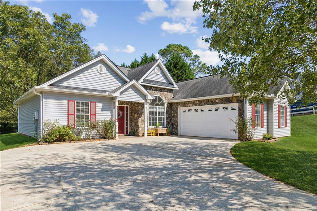 view of front of house featuring a front yard and a garage