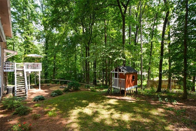 view of yard featuring a shed