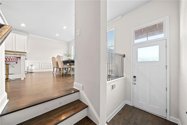 entrance foyer with dark wood-style floors, recessed lighting, baseboards, and crown molding