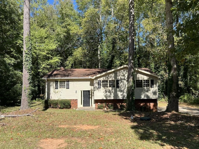 split foyer home with a front yard