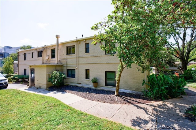 view of front of property with a front yard