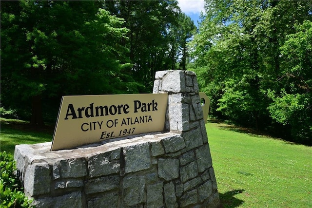 community sign featuring a lawn