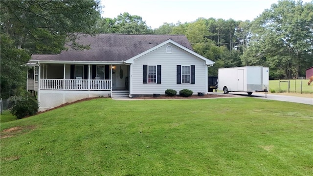 view of front of property featuring a porch and a front yard