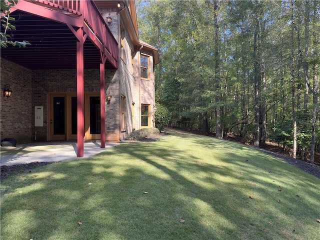 view of yard featuring a patio