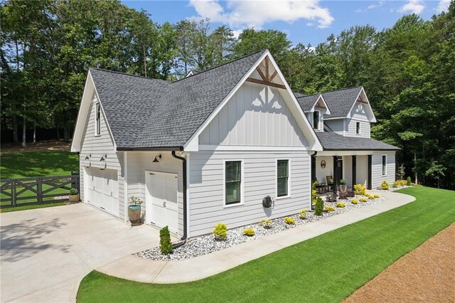 view of front facade featuring a front lawn and a garage