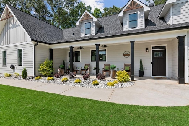 view of front of property featuring covered porch, a front lawn, and ceiling fan