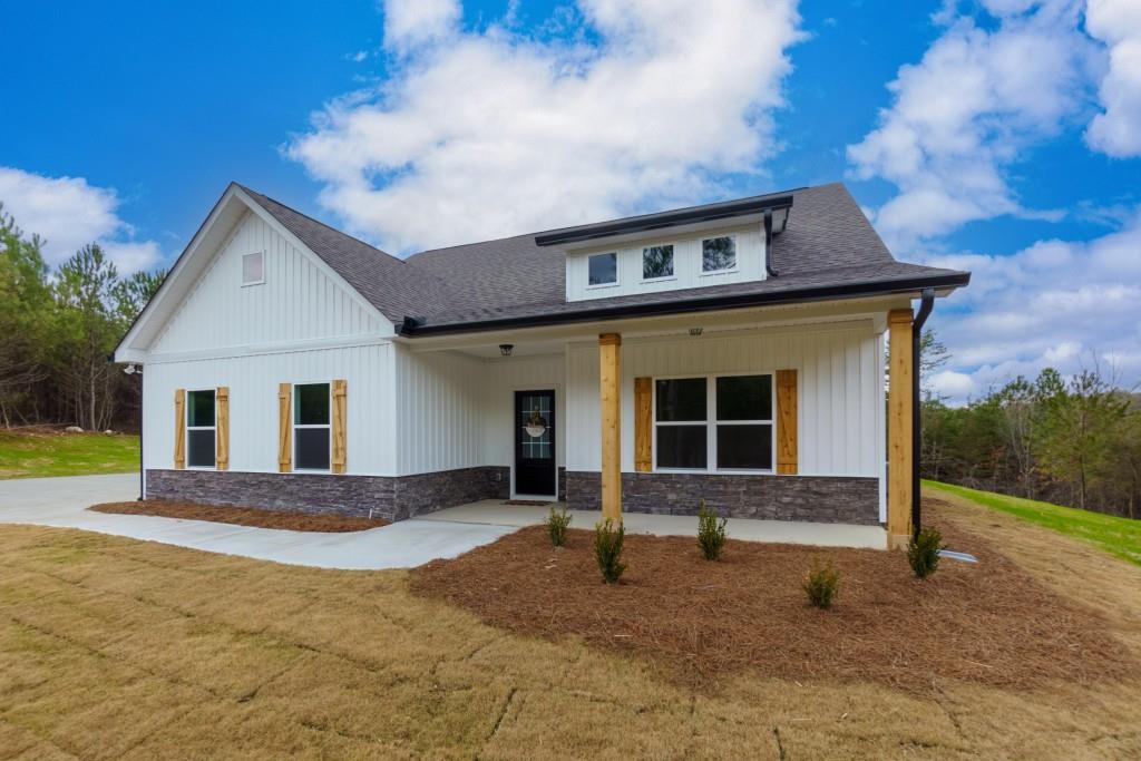 view of front of home featuring a porch and a front lawn