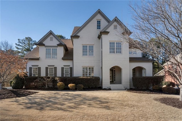 front facade featuring a front yard