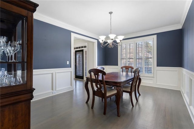 dining area featuring ornamental molding, dark hardwood / wood-style floors, and a notable chandelier