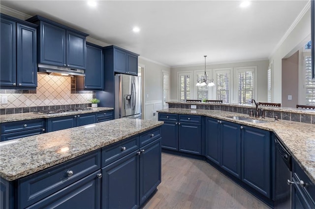 kitchen featuring sink, stainless steel appliances, and blue cabinets