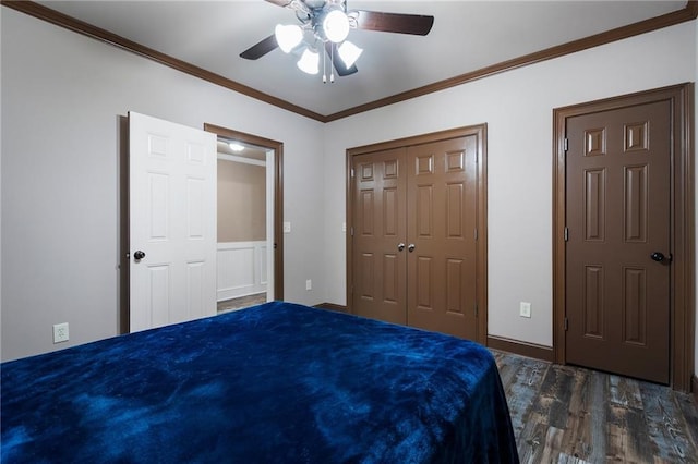 bedroom with ceiling fan, ornamental molding, dark hardwood / wood-style flooring, and a closet