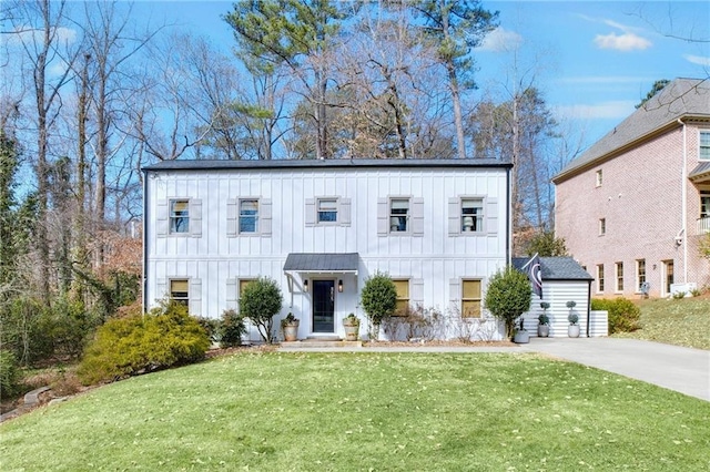 view of front of home featuring a front lawn