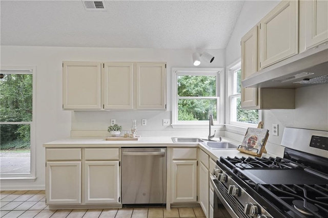 402 Roswell Green Ln, Roswell, GA 30075 - kitchen featuring stainless steel appliances, a sink, light tile patterned floors, under cabinet range hood, and light countertops
