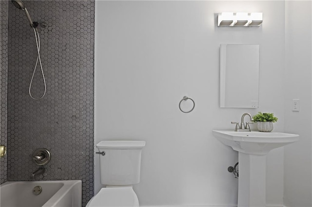 402 Roswell Green Ln, Roswell, GA 30075 - full bath featuring toilet and bathing tub / shower combination