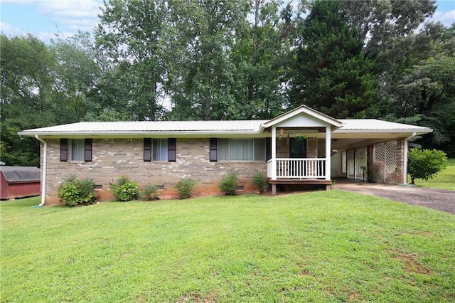 view of front facade featuring a carport and a front yard