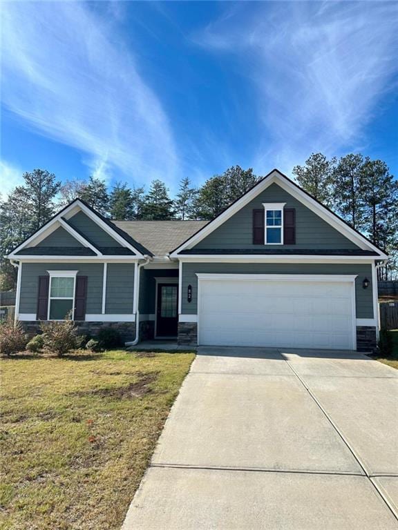 view of front of property featuring a garage and a front yard