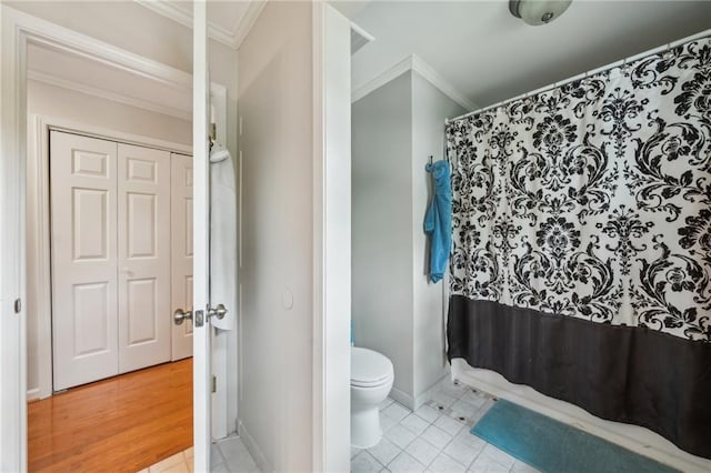 177 Coopers Pond Dr, Lawrenceville, GA 30044 - full bath with crown molding, baseboards, tile patterned floors, toilet, and curtained shower