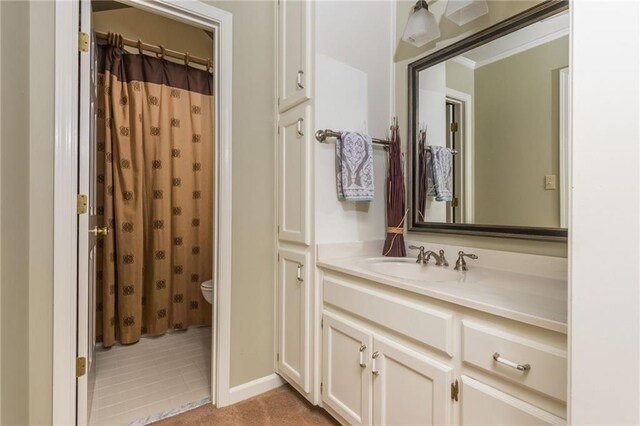 washroom featuring washer and clothes dryer, cabinet space, a sink, and baseboards