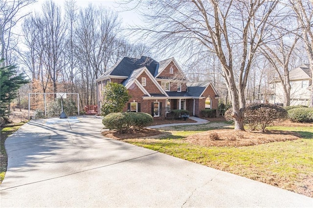 view of front facade featuring a front yard