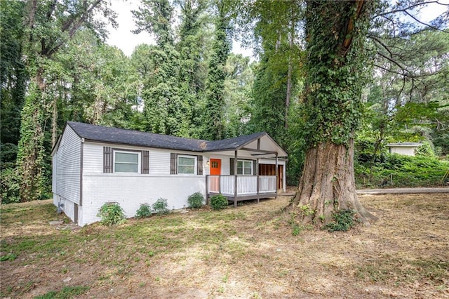 view of front of house featuring a wooden deck