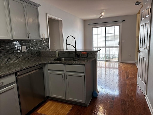 kitchen with visible vents, gray cabinets, a sink, a peninsula, and dishwasher