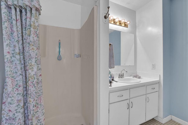 bathroom with a shower with curtain, baseboards, and vanity