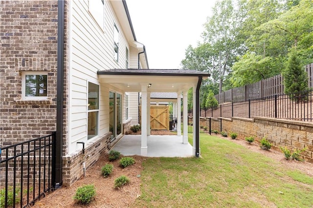 view of yard featuring a patio area