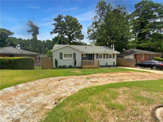 view of front of property featuring a front yard