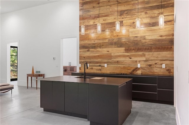 538 Main St, Palmetto, GA 30268 - office space featuring a high ceiling, wooden walls, and concrete floors