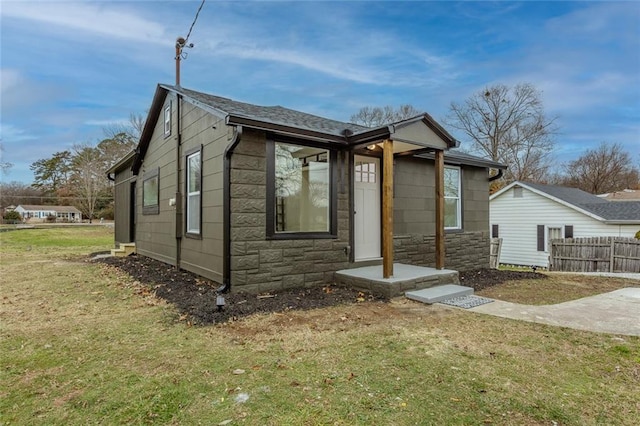 view of front of home featuring a front lawn