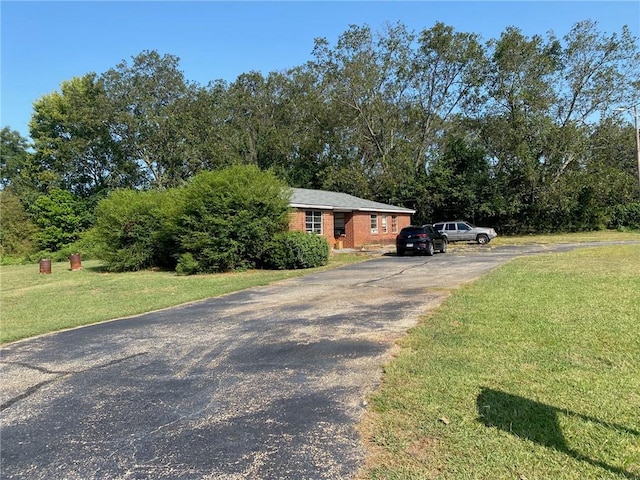 single story home with a front lawn