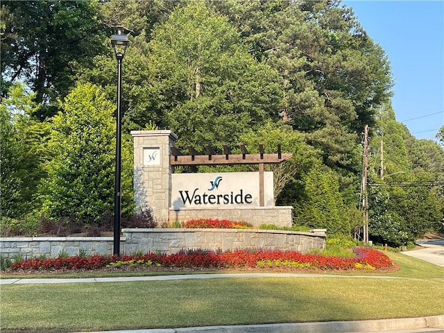 community / neighborhood sign featuring a yard