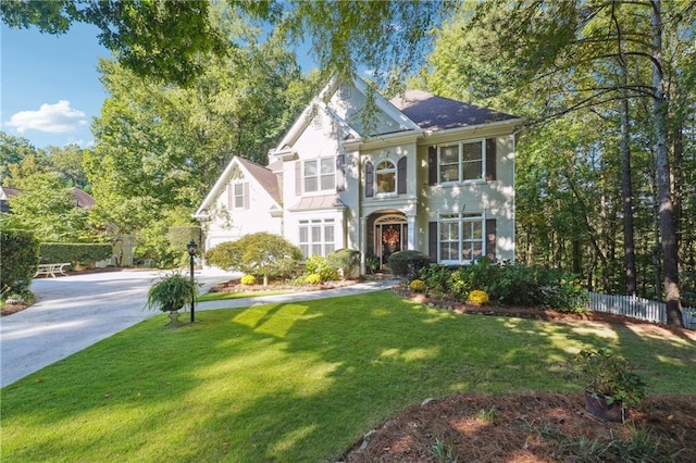 view of front facade featuring a front lawn