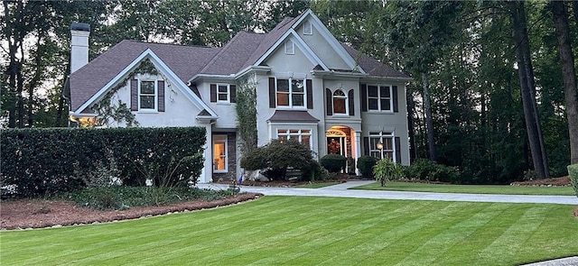 view of front of home featuring a front lawn