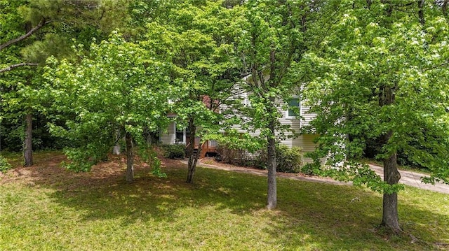 view of front facade with a front yard
