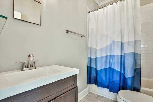 bathroom featuring shower / bath combo with shower curtain, toilet, tile patterned flooring, baseboards, and vanity