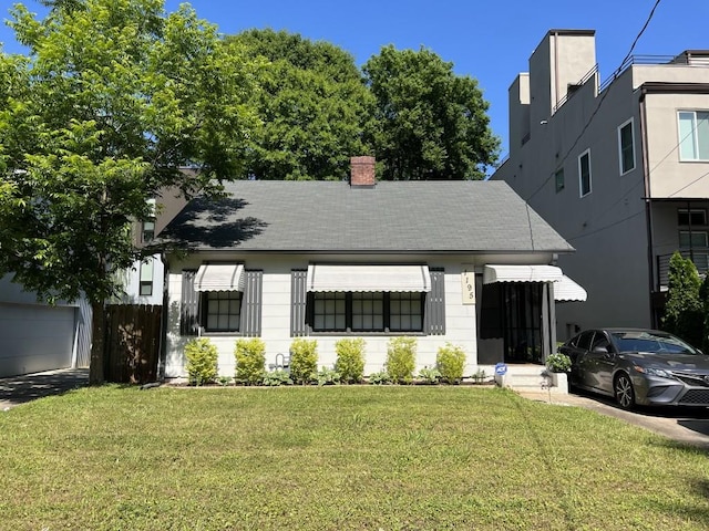 view of front facade featuring a front yard