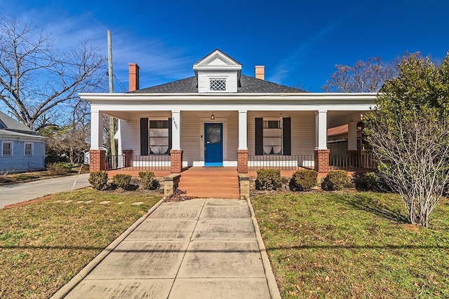 view of front of property featuring a porch and a front lawn