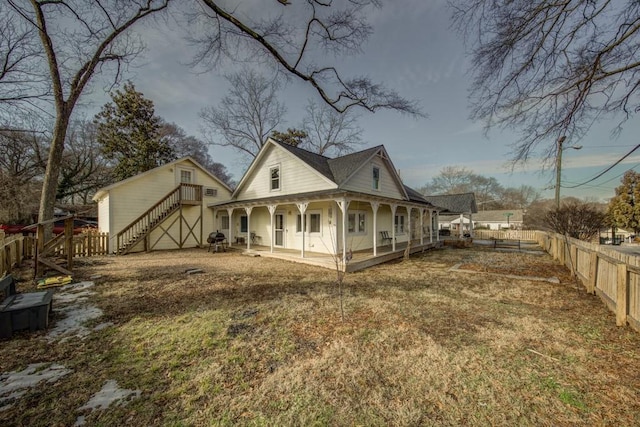 back of house featuring a yard