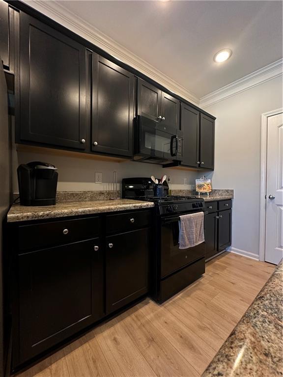 302 Turtle Creek Dr, Winder, GA 30680 - kitchen featuring black appliances, dark cabinets, crown molding, light wood finished floors, and recessed lighting