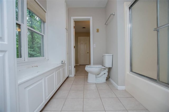 3187 Oak Grove Church Rd, Carrollton, GA 30117 - full bath featuring toilet, tile patterned floors, baseboards, and enclosed tub / shower combo