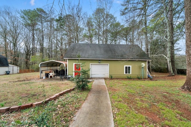 view of front of house with a front yard, an outdoor structure, and a carport