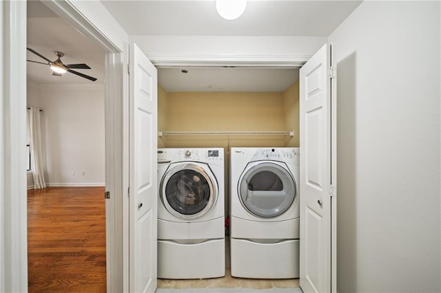 clothes washing area featuring ceiling fan, independent washer and dryer, and light hardwood / wood-style flooring