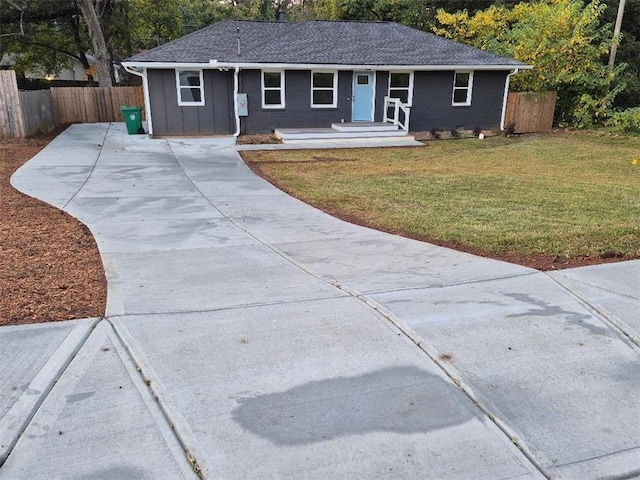 ranch-style home featuring a front lawn