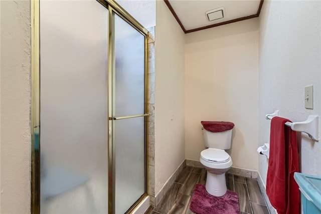 full bathroom featuring wood finish floors, toilet, a stall shower, ornamental molding, and baseboards