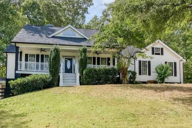 view of front of house with covered porch and a front yard