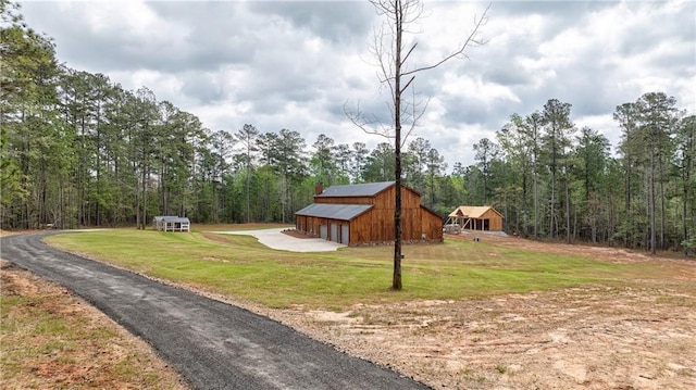 view of yard featuring an outdoor structure