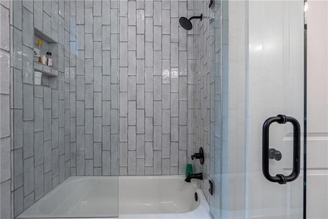 bathroom with enclosed tub / shower combo